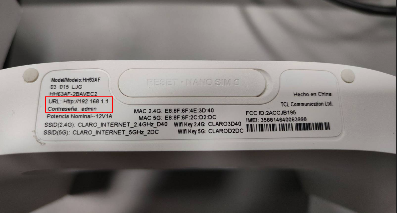 Imagen de parte inferior de router con IP y credenciales